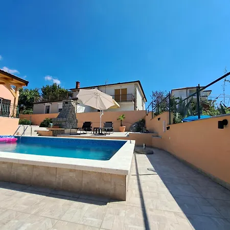Tijana Mit Pool Und Meerblick אומיסאליי