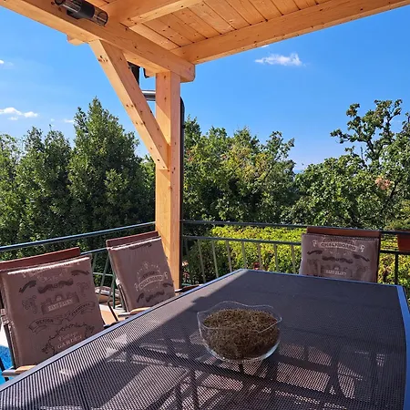 בית נופש Tijana Mit Pool Und Meerblick אומיסאליי