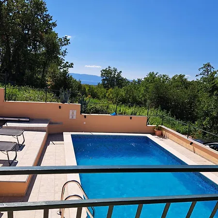 בית נופש Tijana Mit Pool Und Meerblick אומיסאליי